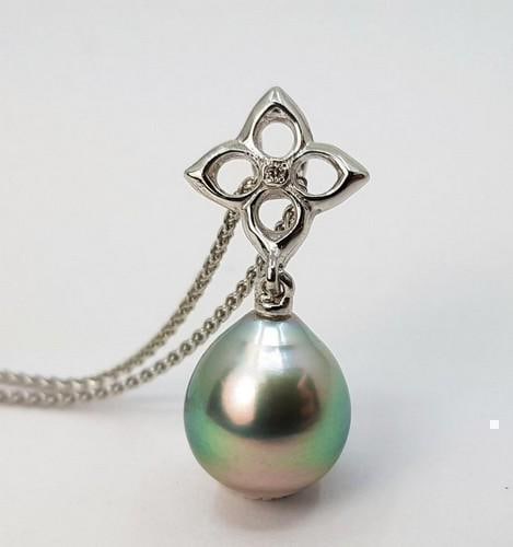 10x11mm Silvery Tahitian Pearl Drop - 14 kt. White gold - Pendant - 0.01 ct: Title: 10x11mm Silvery Tahitian Pearl Drop - 14 kt. White gold - Pendant - 0.01 ct Description: Emerging from the tropical lagoons of French Polynesia, this pearl has been selected for its natural bea