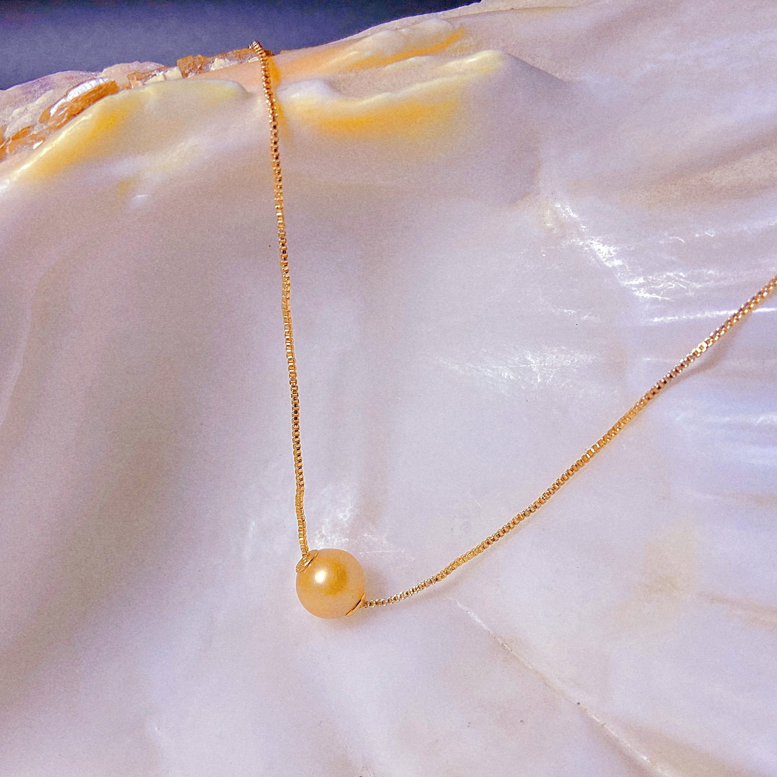 Round Golden South Sea Pearl Passepartout Necklace 18k silver: Round Golden South Sea Pearl Passepartout Necklace 18k silver Emerging from the warm oceans of Australia, these South Sea pearls have been hand selected for their natural beautiful deep golden colour 