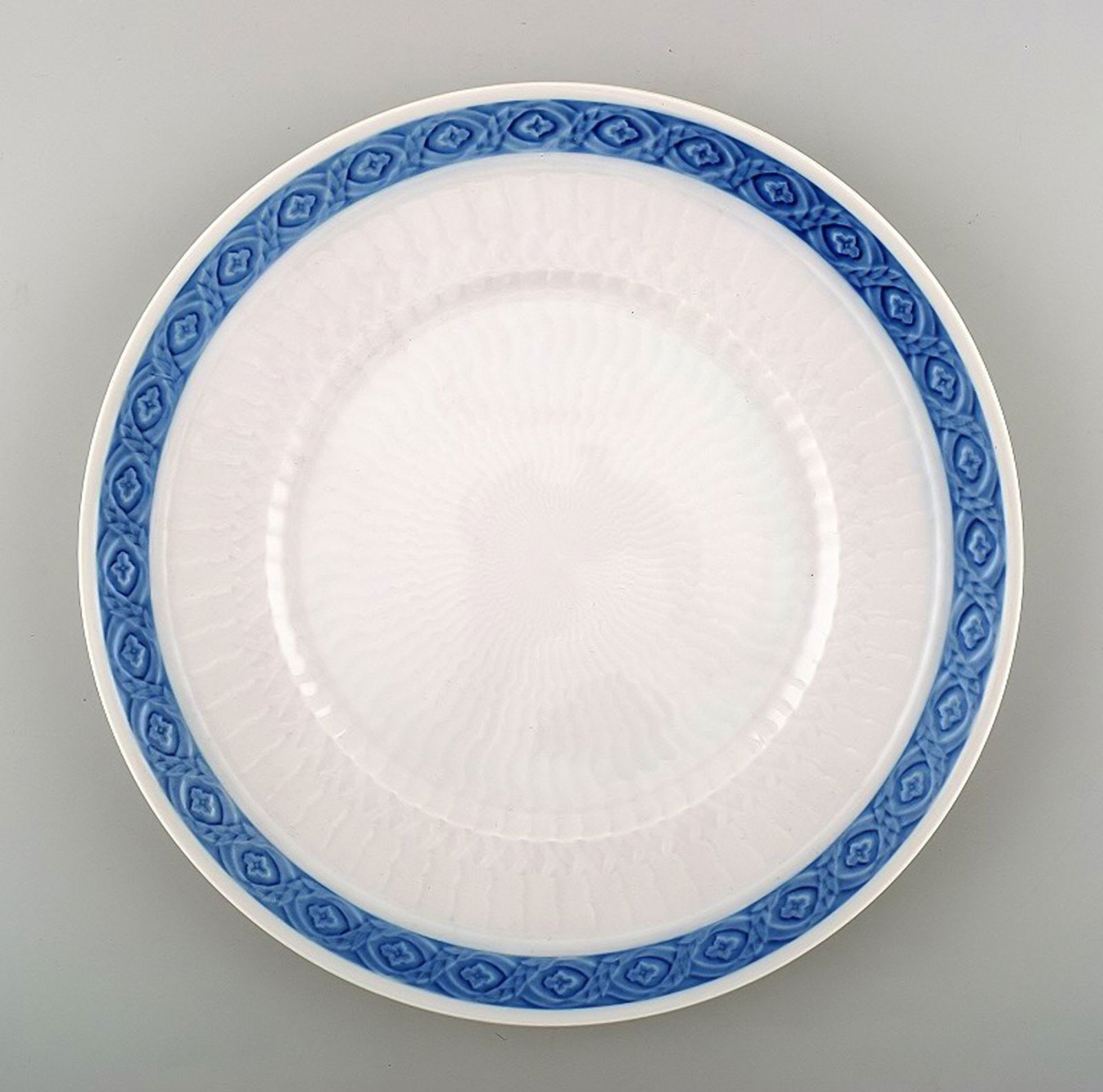 Blue Fan Royal Copenhagen porcelain dinnerware. Round serving dish no. 11505.: Blue Fan Royal Copenhagen porcelain dinnerware. Round serving dish no. 11505. 1. Quality, perfect condition. (Manufactured since 1909) discontinued. Design: Arnold Krog. Measures 28,7 cm. Reserve: $60
