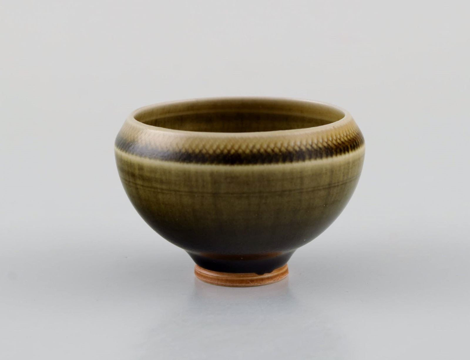 Berndt Friberg (1899-1981) for Gustavsberg Studiohand. Miniature bowl in glazed ceramics. Beautiful: Berndt Friberg (1899-1981) for Gustavsberg Studiohand. Miniature bowl in glazed ceramics. Beautiful glaze in shades of green and light brown. 1960s / 70s. Measures: 55 x 35 mm. In excellent condition.