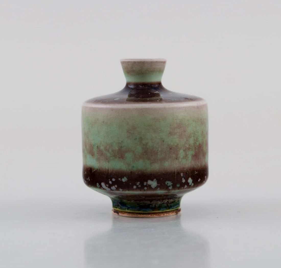 Berndt Friberg (1899-1981) for Gustavsberg Studiohand. Miniature vase in glazed ceramics. Beautiful: Berndt Friberg (1899-1981) for Gustavsberg Studiohand. Miniature vase in glazed ceramics. Beautiful Aniara glaze. 1970s. Measures: 44 x 38 mm. In excellent condition. Signed. Reserve: $238.00 Shipping