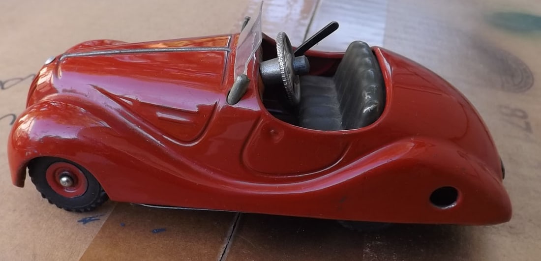 Schuco Akustico 2002 (Made in Germany), windup motor , rack and pinion steering, working horn, c9.5. (1 of 5)