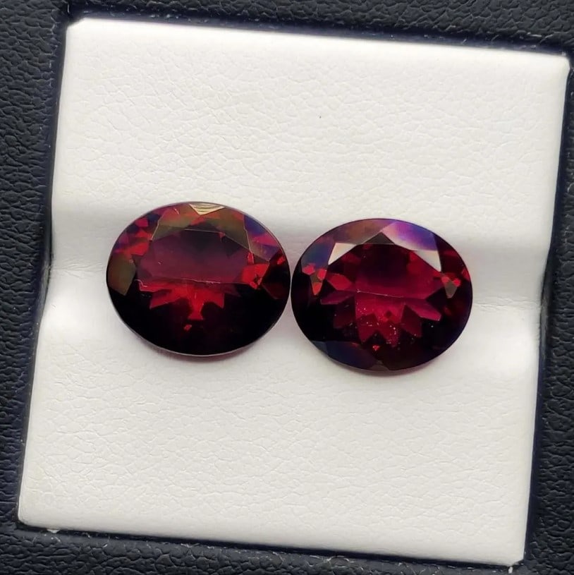 8.15 Ct Rare Natural Persumtuous Red Quartz Pair: No Reserve! Title: 8.15 Ct Rare Natural Persumtuous Red Quartz Pair Additional Information: Gemstones: Natural Mystic Quartz Carat Weights: 8.15 ct Size/Dimensions: 12 X 10 mm Treatment: Coated Materi