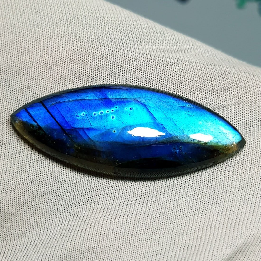 45.55 Ctz Natural Blue Labradorite: No Reserve! Title: 45.55 Ctz Natural Blue Labradorite Color/Clarity: Bluish / Semi Transparent Gemstone: Labradorite Carat Weights: 45.55 Size: 46.65 x 18.95 x 6.80 Additional Information: Marquise Ca