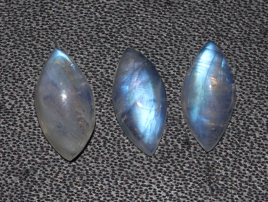 Lovely " Natural Rainbow Moonstone " 6.56 Cts Natural Rainbow Moonstone Pair: No Reserve! Title: Lovely " Natural Rainbow Moonstone " 6.56 Cts Natural Rainbow Moonstone Pair Additional Information: Gemstone : Natural Rainbow Moonstone Shape : Marquies Cabochan Weight : 6.56 car