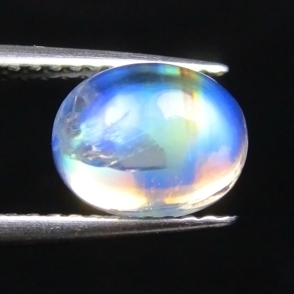 2.02 Ctw Natural Blue Moonstone Oval Cab: No Reserve! Title: 2.02 Ctw Natural Blue Moonstone Oval Cab Stone Clarity: Transparent Gemstones: Natural Moonstone Carat Weights: 2.02 Size/Dimensions: 8.40 x 6.50 x 5.10 mm Additional Information: O