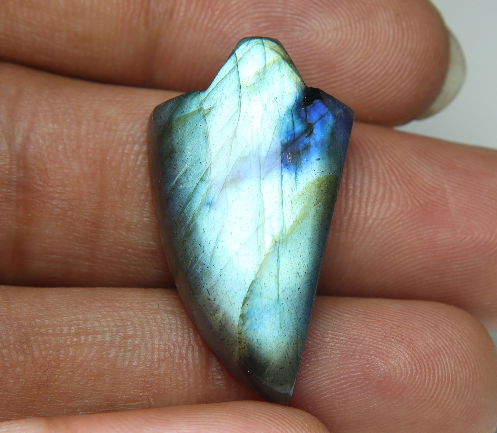 Fabulous " Natural Labradorite " 28.15 Cts Natural Labradorite: No Reserve! Title: Fabulous " Natural Labradorite " 28.15 Cts Natural Labradorite Additional Information: Gemstone : Natural Labradorite Shape : Fancy Shape Cabochan Weight : 28.15 carats Measurements
