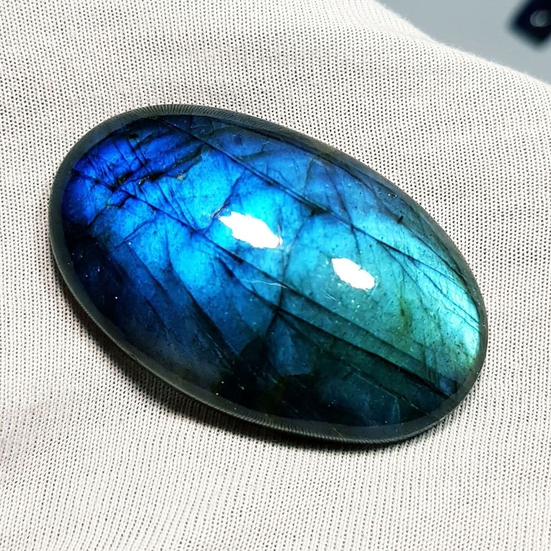 91.38 Ctz Natural Blue Labradorite: No Reserve! Title: 91.38 Ctz Natural Blue Labradorite Color/Clarity: Bluish / Semi Transparent Gemstone: Labradorite Carat Weights: 91.38 Size: 43.00 x 26.85 x 9.30 Additional Information: Oval Caboch