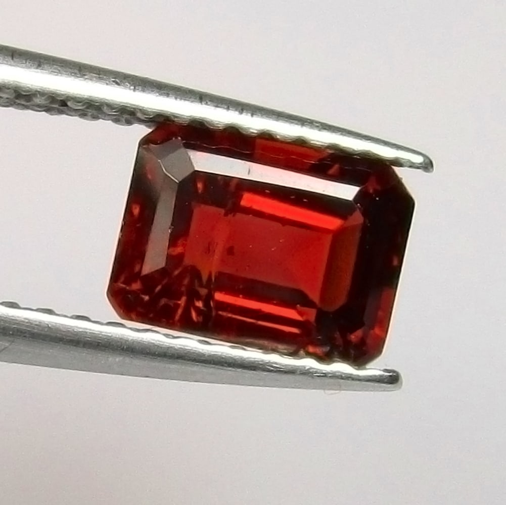 1.33 Ctw Natural Rhodolite Garnet Octagon Cut: No Reserve! Title: 1.33 Ctw Natural Rhodolite Garnet Octagon Cut Stone Clarity: VVS Gemstones: Natural Rhodolite Garnet Carat Weights: 1.33 Size/Dimensions: 7.30 x 5.40 x 3.70 mm Additional Informatio