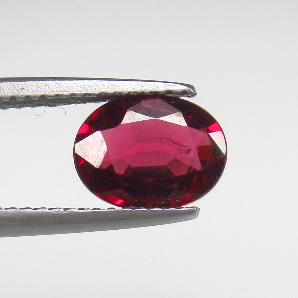 Natural Rhodolite Garnet - 1.97 Ct: No Reserve! Title: Natural Rhodolite Garnet - 1.97 Ct Origin: Mozambique Weight: 1.97 Size/Dimensions: 9.0 x 7.0 x 3.5 mm Additional Information: Pieces : 1 No's / Shape : Oval Cut / Color : Purplish 