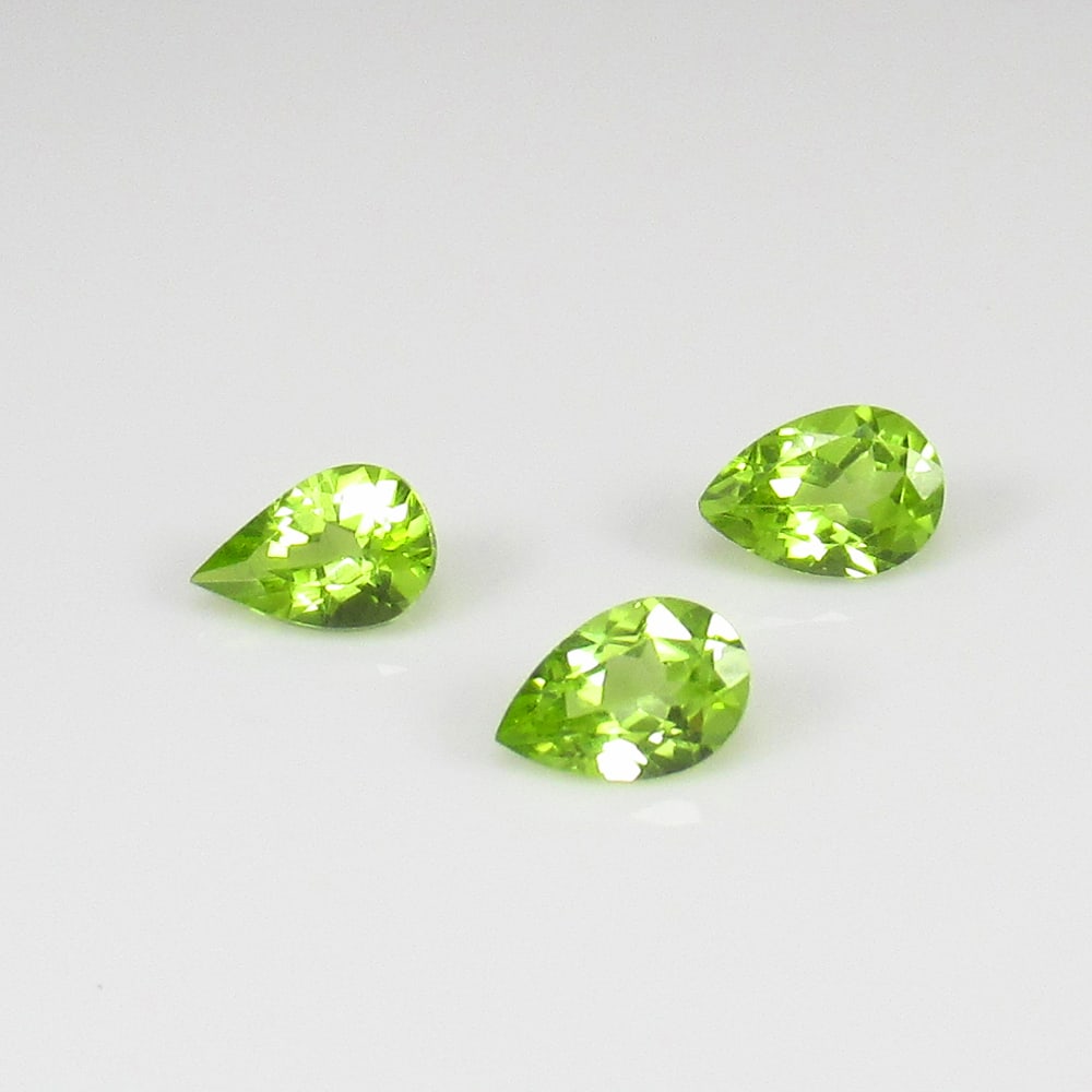 Natural Green Peridot Set - 1.32 Ct: No Reserve! Title: Natural Green Peridot Set - 1.32 Ct Origin: Pakistan Weight: 1.32 Size/Dimensions: 6.0x4.0 - 6.2x4.1 mm Additional Information: Pieces : 3 No's / Shape : Pear Cut / Color : Green / 