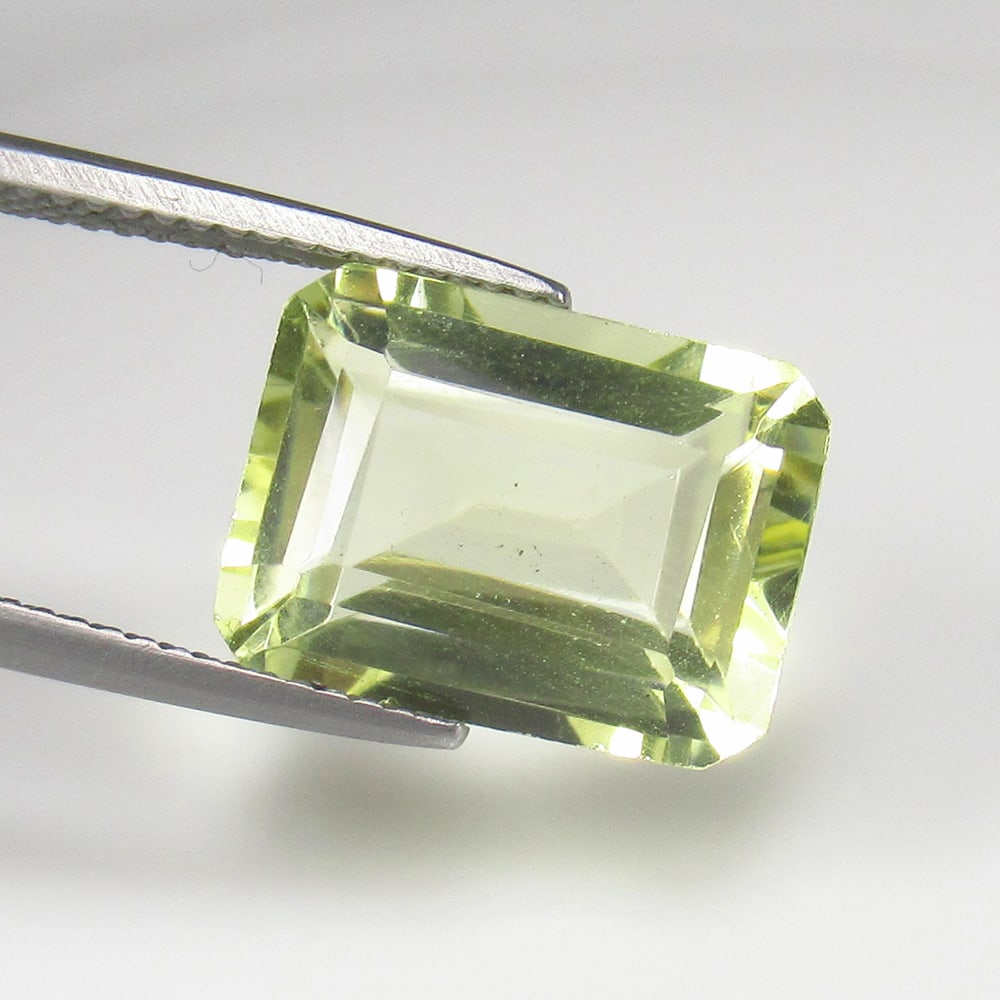 Natural Lemon Quartz- 9.56 Ct: No Reserve! Title: Natural Lemon Quartz- 9.56 Ct Origin: Africa Weight: 9.56 Size/Dimensions: 14.0 x 10.5 x 8.3 mm Additional Information: Pieces : 1 No's / Shape : Octagon Cut / Color : Greenish Yell