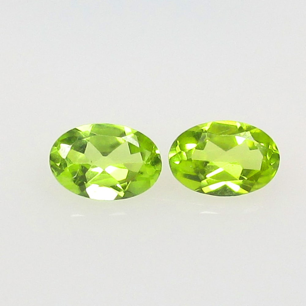 0.95 Ctw Natural Pakistan Peridot Oval Pair: No Reserve! Title: 0.95 Ctw Natural Pakistan Peridot Oval Pair Stone Clarity: VVS Gemstones: Natural Peridot Carat Weights: 0.95 Size/Dimensions: 6.10 x 4.10 x 3.00 mm /2 Pc's Additional Information: 