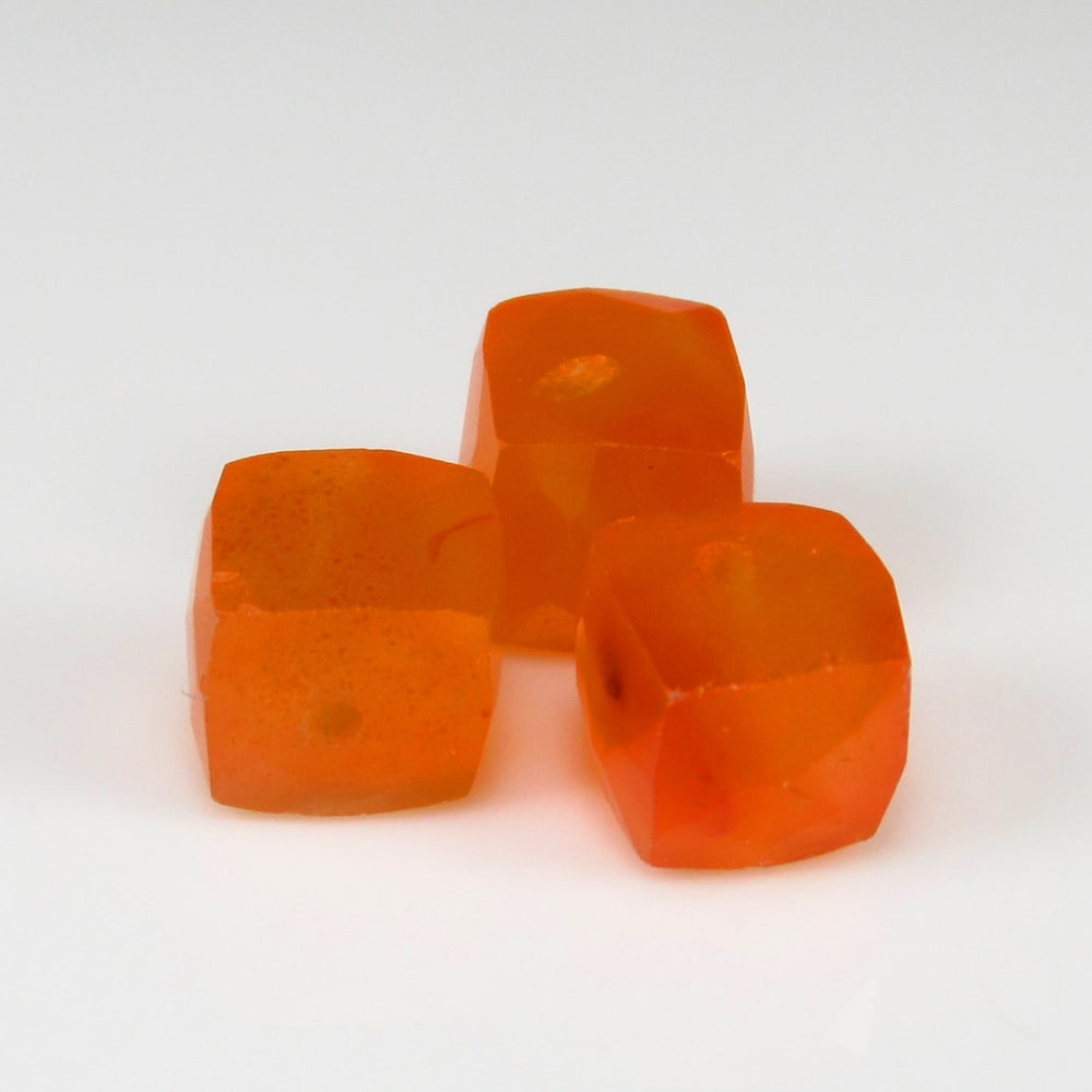 Natural Carnelian Beads - 10.56 Ct: No Reserve! Title: Natural Carnelian Beads - 10.56 Ct Origin: Brazil Weight: 10.56 Size/Dimensions: 7.5x7.0 - 7.7x7.3 mm Additional Information: Pieces : 3 No's / Shape : Drilled Square Beads / Color 
