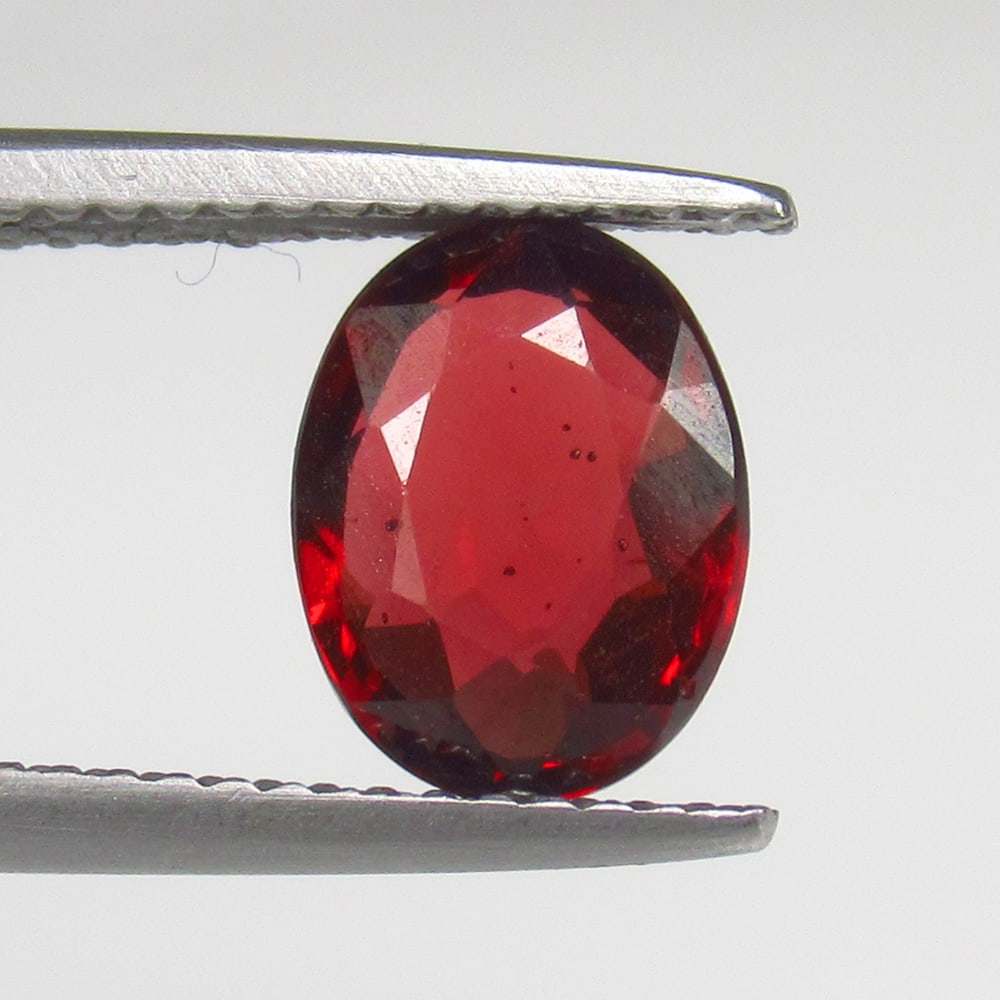 Natural Rhodolite Garnet - 1.97 Ct: No Reserve! Title: Natural Rhodolite Garnet - 1.97 Ct Origin: Mozambique Weight: 1.97 Size/Dimensions: 9.0 x 7.0 x 3.5 mm Additional Information: Pieces : 1 No's / Shape : Oval Cut / Color : Purplish 