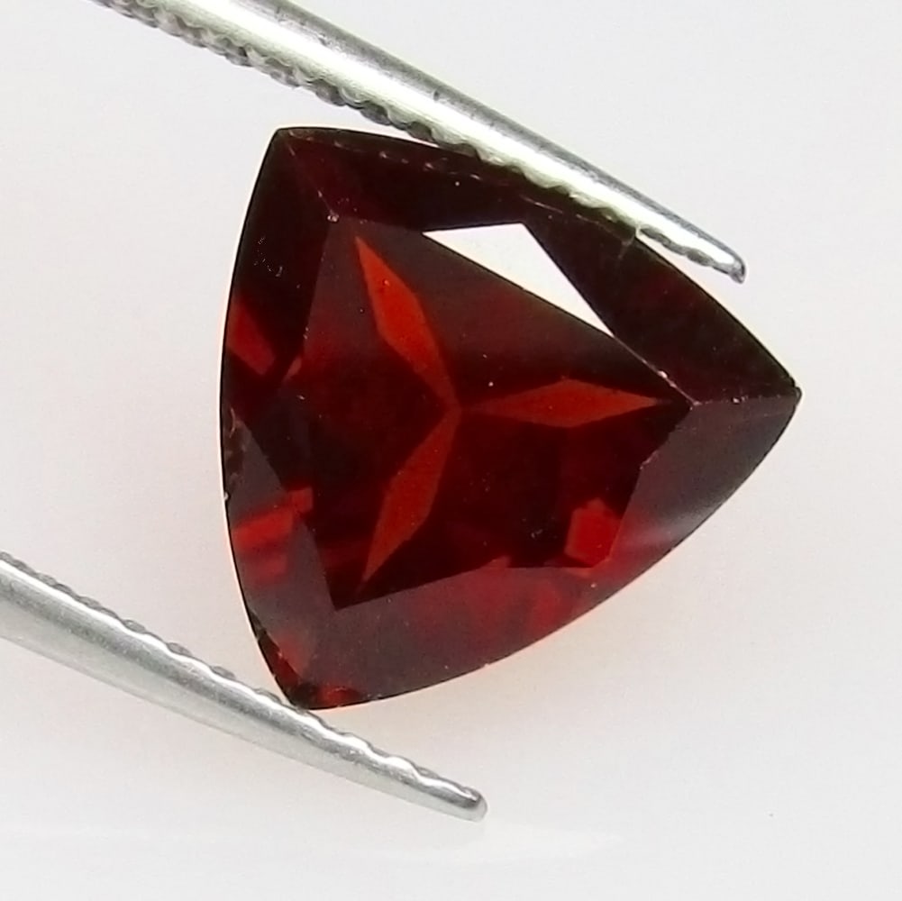 3.23 Ctw Natural Rhodolite Garnet Trillion Cut: No Reserve! Title: 3.23 Ctw Natural Rhodolite Garnet Trillion Cut Stone Clarity: VVS Gemstones: Natural Rhodolite Garnet Carat Weights: 3.23 Size/Dimensions: 10.00 x 10.00 x 5.10 mm Additional Informa