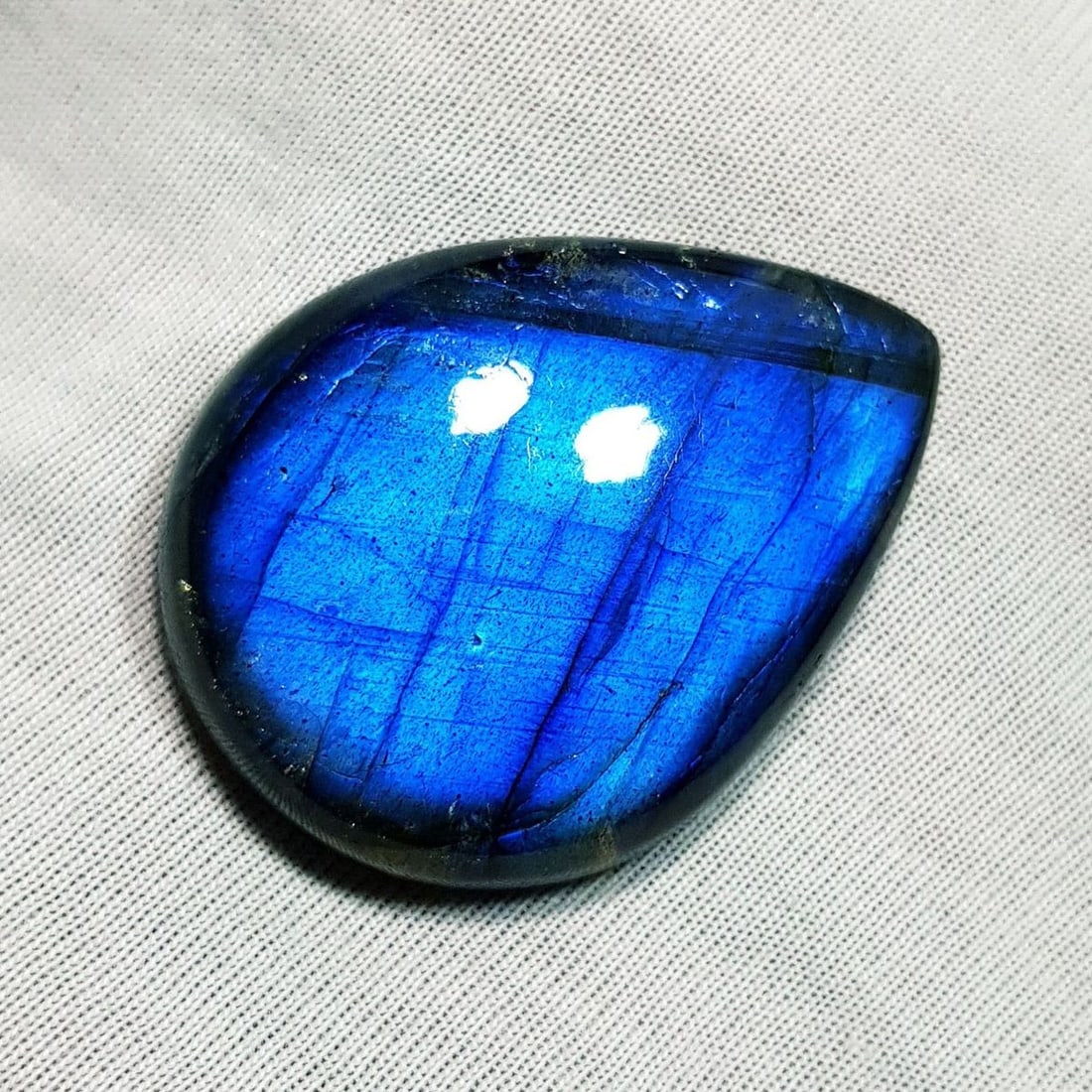 61.89 Ctz Natural Blue Labradorite: No Reserve! Title: 61.89 Ctz Natural Blue Labradorite Color/Clarity: Bluish / Semi Transparent Gemstone: Labradorite Carat Weights: 61.89 Size: 34.50 x 21.30 x 9.00 Additional Information: Pear Caboch