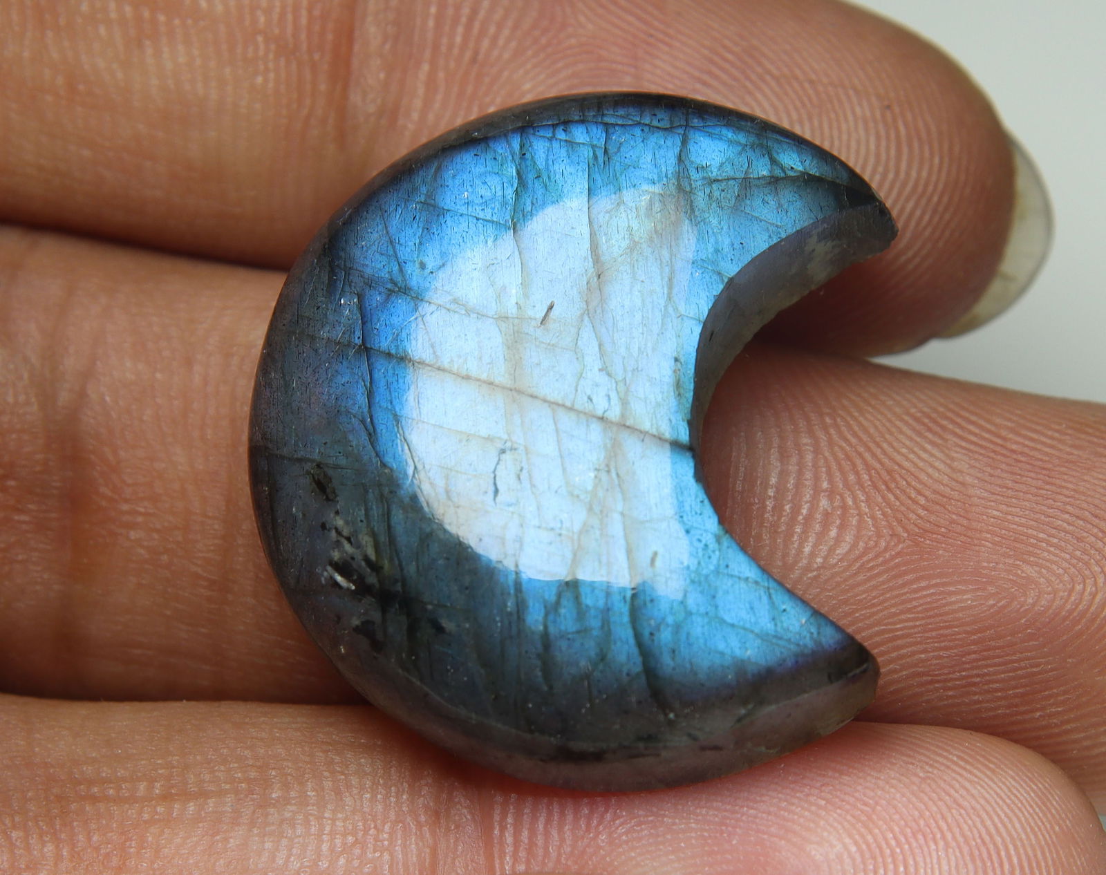 Spectacular " Natural Labradorite " 41.87 Cts Natural Labradorite: No Reserve! Title: Spectacular " Natural Labradorite " 41.87 Cts Natural Labradorite Additional Information: Gemstone : Natural Labradorite Shape : Moon Shape Cabochan Weight : 41.87 carats Measuremen