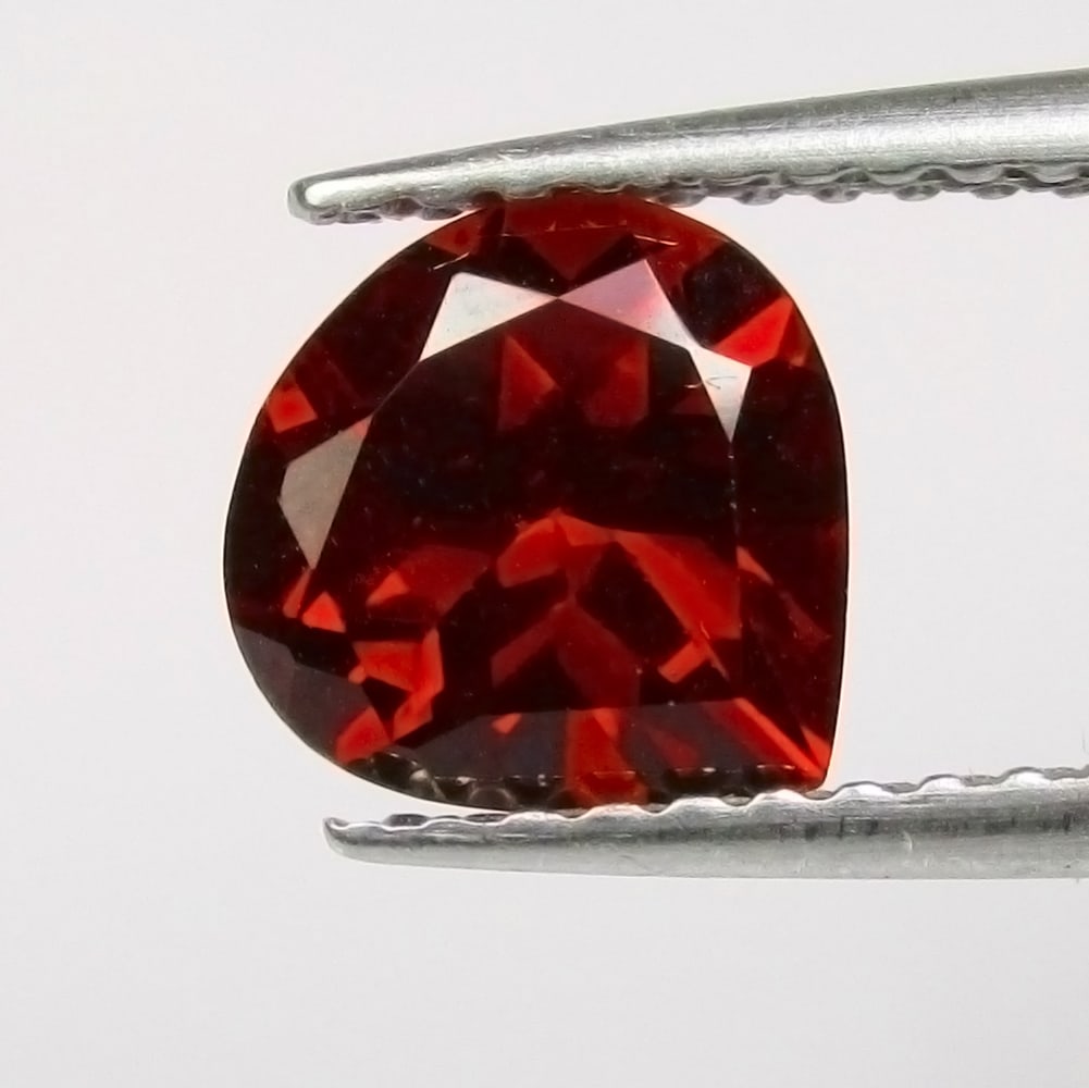 1.32 Ctw Natural Rhodolite Garnet Pear Cut: No Reserve! Title: 1.32 Ctw Natural Rhodolite Garnet Pear Cut Stone Clarity: VVS Gemstones: Natural Rhodolite Garnet Carat Weights: 1.32 Size/Dimensions: 7.30 x 7.20 x 4.30 mm Additional Information: 