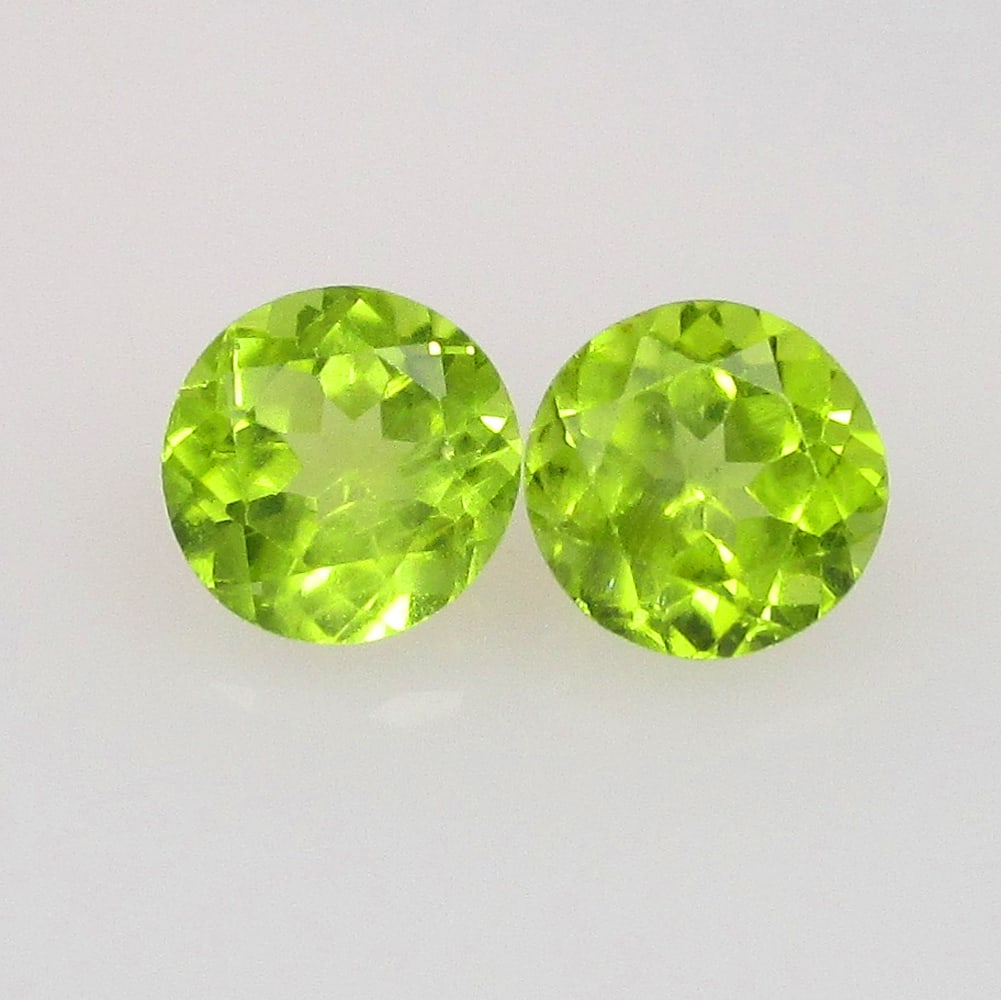 1.19 Ctw Natural Pakistan Peridot Round Pair: No Reserve! Title: 1.19 Ctw Natural Pakistan Peridot Round Pair Stone Clarity: VVS Gemstones: Natural Peridot Carat Weights: 1.19 Size/Dimensions: 5.10 x 5.10 x 3.30 mm / 2 Pc's Additional Information