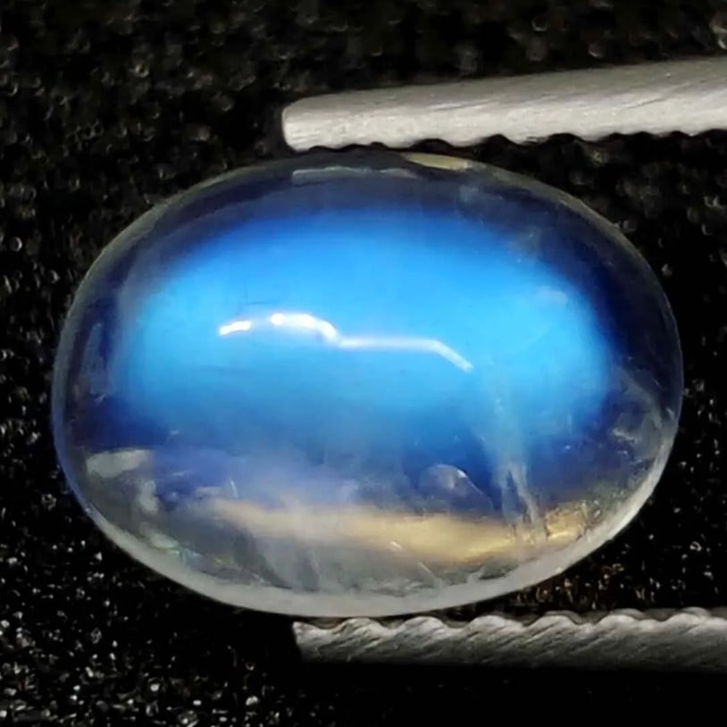 0.90 ct "Top Quality" Natural Royal Blue Moonstone: No Reserve! Title: 0.90 ct "Top Quality" Natural Royal Blue Moonstone Additional Information: Gemstones: Natural Blue Moonstone Carat Weights: 0.90 ct Size/Dimensions: 8 X 6 mm Approx Materials & Tech