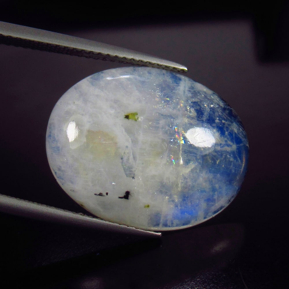 Natural Blue Moonstone - 13.79 Ct: No Reserve! Title: Natural Blue Moonstone - 13.79 Ct Origin: India Weight: 13.79 Size/Dimensions: 21.0 x 16.5 x 5.3 mm Additional Information: Pieces : 1 No's / Shape : Oval Cabochon / Color : Blue Ti