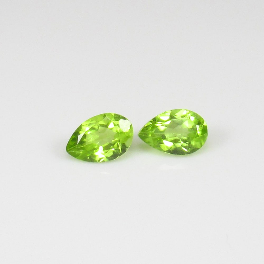 Natural Green Peridot Pair - 0.96 Ct: No Reserve! Title: Natural Green Peridot Pair - 0.96 Ct Origin: Pakistan Weight: 0.96 Size/Dimensions: 6.0 x 4.0 x 3.1 mm Additional Information: Pieces : 2 No's / Shape : Pear Cut / Color : Green / C
