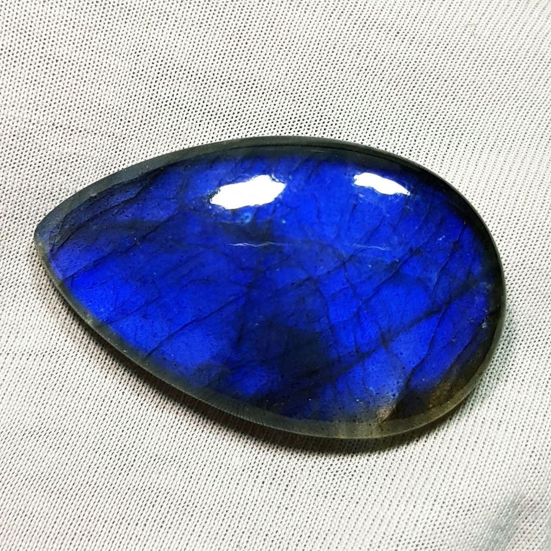 72.33 Ctz Natural Blue Labradorite: No Reserve! Title: 72.33 Ctz Natural Blue Labradorite Color/Clarity: Bluish / Semi Transparent Gemstone: Labradorite Carat Weights: 72.33 Size: 41.85 x 25.80 x 8.10 Additional Information: Pear Caboch