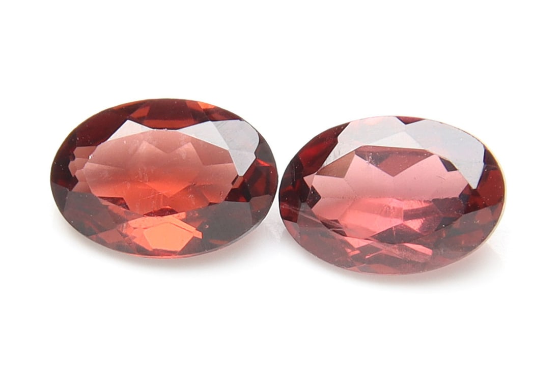 Delightful " Natural Pyrope Almandine Garnet " 1.52 Cts Natural Pyrope Almandine Garnet Pair: No Reserve! Title: Delightful " Natural Pyrope Almandine Garnet " 1.52 Cts Natural Pyrope Almandine Garnet Pair Additional Information: Gemstone : Natural Almandine Garnet Shape and cut : Oval Cut Ori