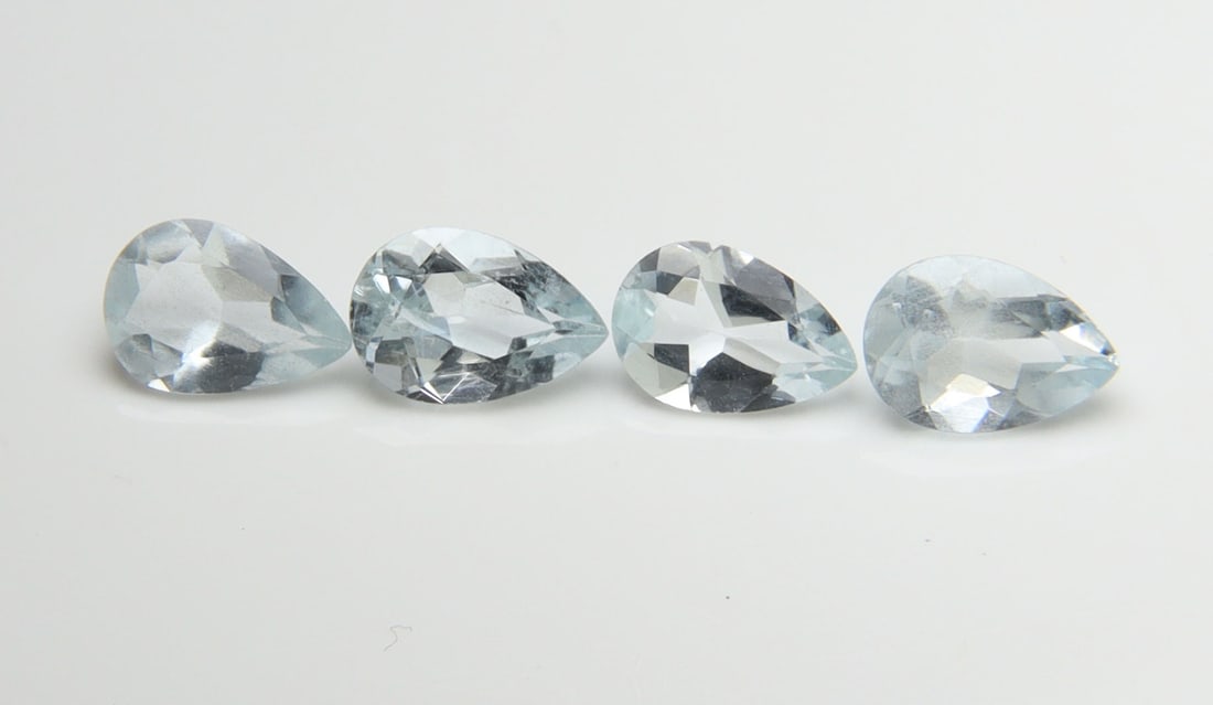 Lovely " Natural Aquamarine " 1.51 Cts Natural Aquamarine Pair: No Reserve! Title: Lovely " Natural Aquamarine " 1.51 Cts Natural Aquamarine Pair Additional Information: Gemstone : Natural Aquamarine Origin : Australia Weight : 1.51 carats Dimensions : 6x4 mm, Sha
