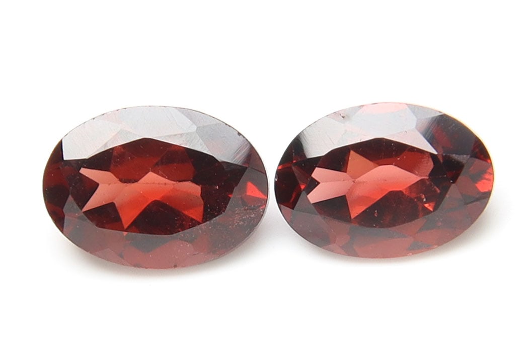 Fabulous " Natural Pyrope Almandine Garnet " 1.87 Cts Natural Pyrope Almandine Garnet Pair: No Reserve! Title: Fabulous " Natural Pyrope Almandine Garnet " 1.87 Cts Natural Pyrope Almandine Garnet Pair Additional Information: Gemstone : Natural Almandine Garnet Shape and cut : Oval Cut Origi