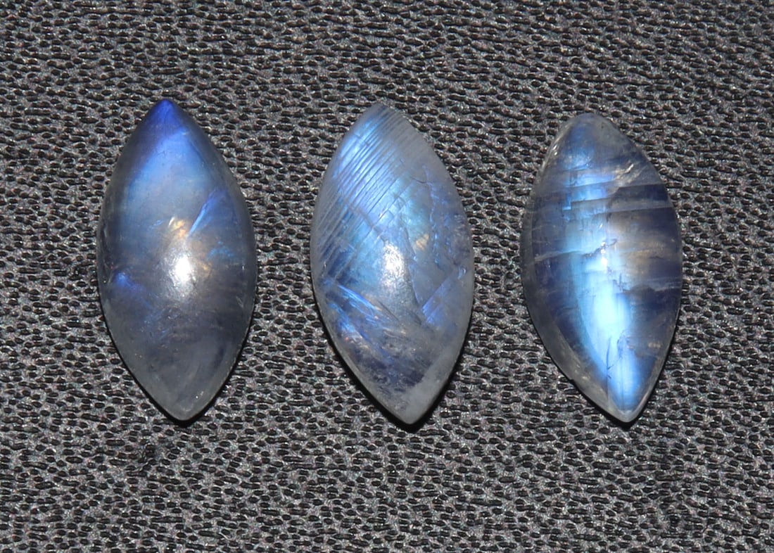 Stunning " Natural Rainbow Moonstone " 6.80 Cts Natural Rainbow Moonstone Pair: No Reserve! Title: Stunning " Natural Rainbow Moonstone " 6.80 Cts Natural Rainbow Moonstone Pair Additional Information: Gemstone : Natural Rainbow Moonstone Shape : Marquies Cabochan Weight : 6.80 c