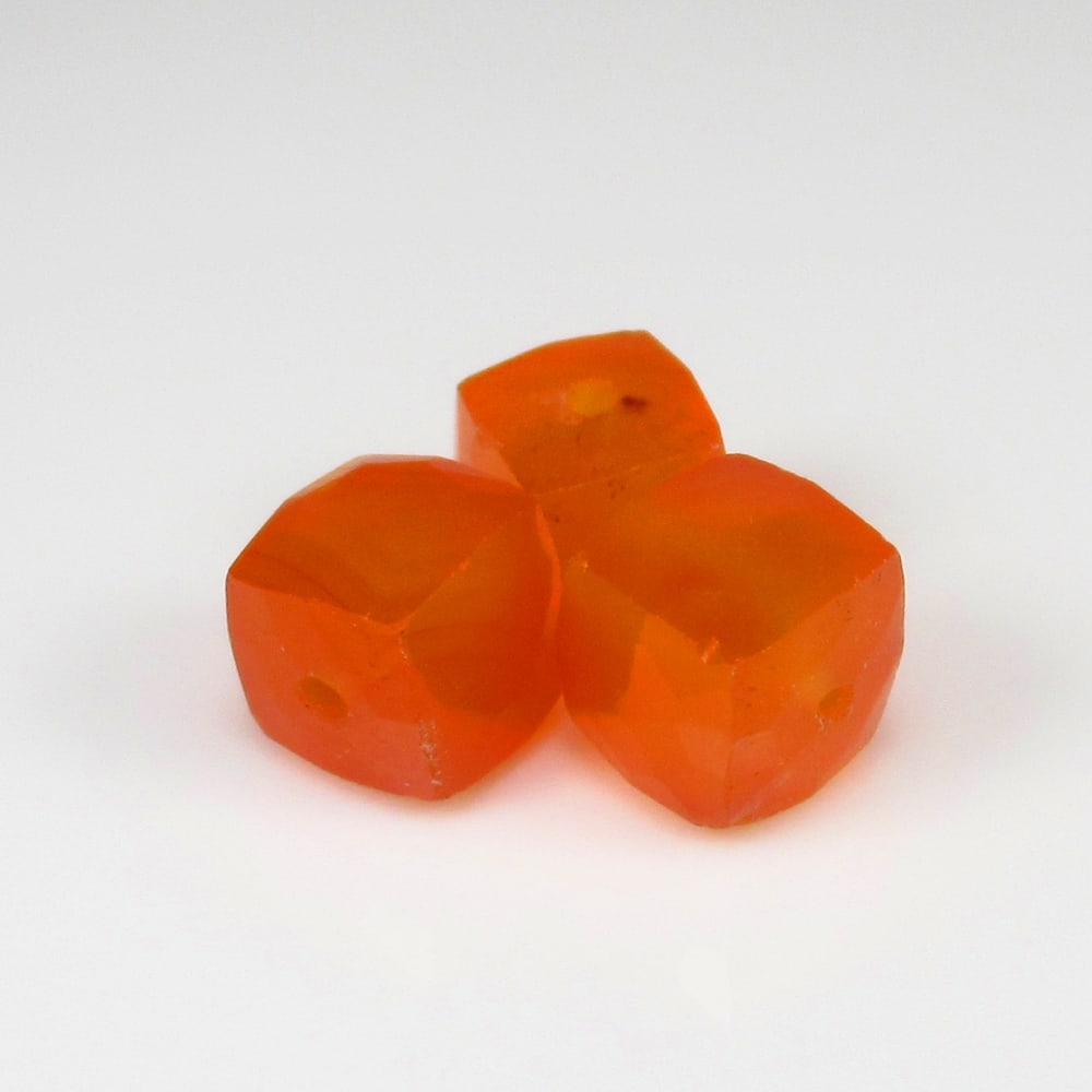 Natural Carnelian Beads - 10.00 Ct: No Reserve! Title: Natural Carnelian Beads - 10.00 Ct Origin: Brazil Weight: 10.00 Size/Dimensions: 7.0x7.0 - 7.5x7.5 mm Additional Information: Pieces : 3 No's / Shape : Drilled Square Beads / Color 