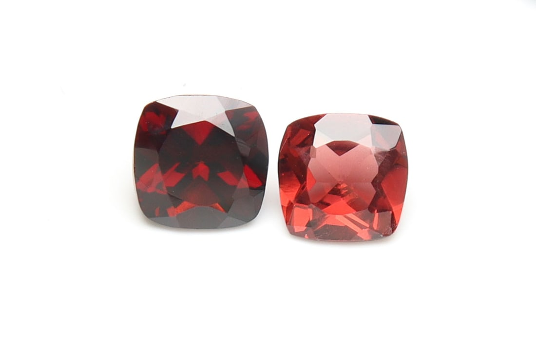 Marvellous " Natural Pyrope Almandine Garnet " 2.32 Cts Natural Pyrope Almandine Garnet Pair: No Reserve! Title: Marvellous " Natural Pyrope Almandine Garnet " 2.32 Cts Natural Pyrope Almandine Garnet Pair Additional Information: Gemstone : Natural Almandine Garnet Shape and cut : Square Cut O