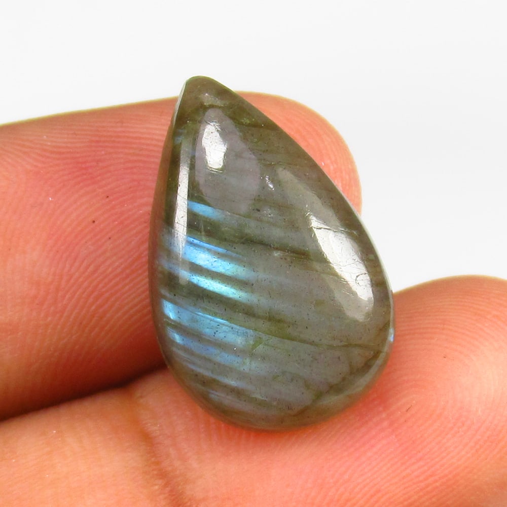 12.39 Ct - Natural Labradorite: No Reserve! Title: 12.39 Ct - Natural Labradorite Additional Information: Gemstone Gemstones: Labradoeite Carat Weights: 12.39 Size/Dimensions: 20.0 x 13.2 x 6.2 mm Additional Information: Pieces : 1