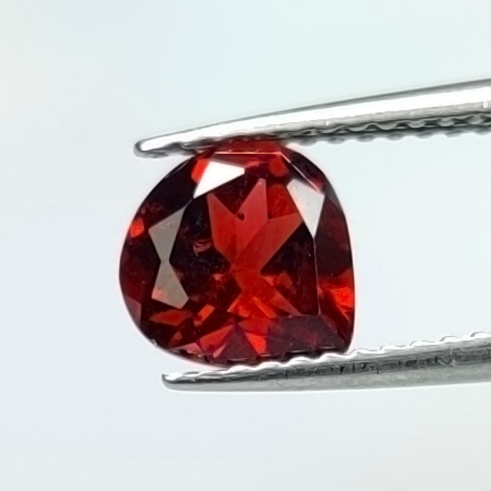 1.50 Ctw Natural Rhodolite Garnet Pear Cut: No Reserve! Title: 1.50 Ctw Natural Rhodolite Garnet Pear Cut Stone Clarity: VVS Gemstones: Natural Rhodolite Garnet Carat Weights: 1.5 Size/Dimensions: 7.40 x 7.20 x 4.50 mm Additional Information: P