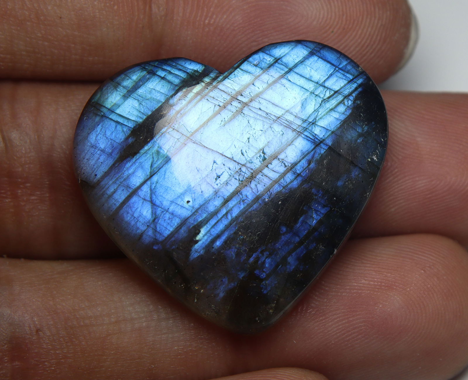 Marvellous " Natural Labradorite " 50.05 Cts Natural Labradorite: No Reserve! Title: Marvellous " Natural Labradorite " 50.05 Cts Natural Labradorite Additional Information: Gemstone : Natural Labradorite Shape : Heart Shape Cabochan Weight : 50.05 carats Measuremen