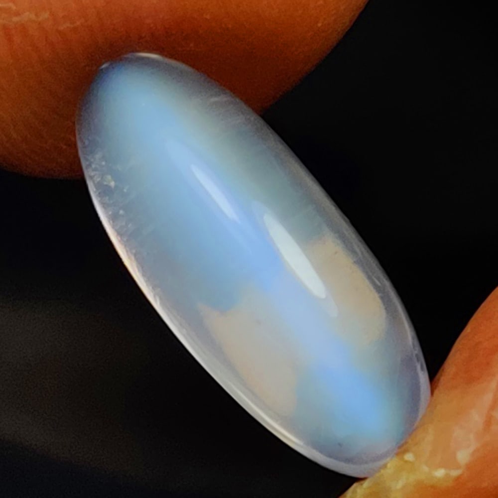 4.20 Ctw Natural Moonstone Oval Cab: No Reserve! Title: 4.20 Ctw Natural Moonstone Oval Cab Stone Clarity: Translucent Gemstones: Natural Moonstone Carat Weights: 4.20 Size/Dimensions: 15.70 x 6.50 x 6.10 mm Additional Information: Excel