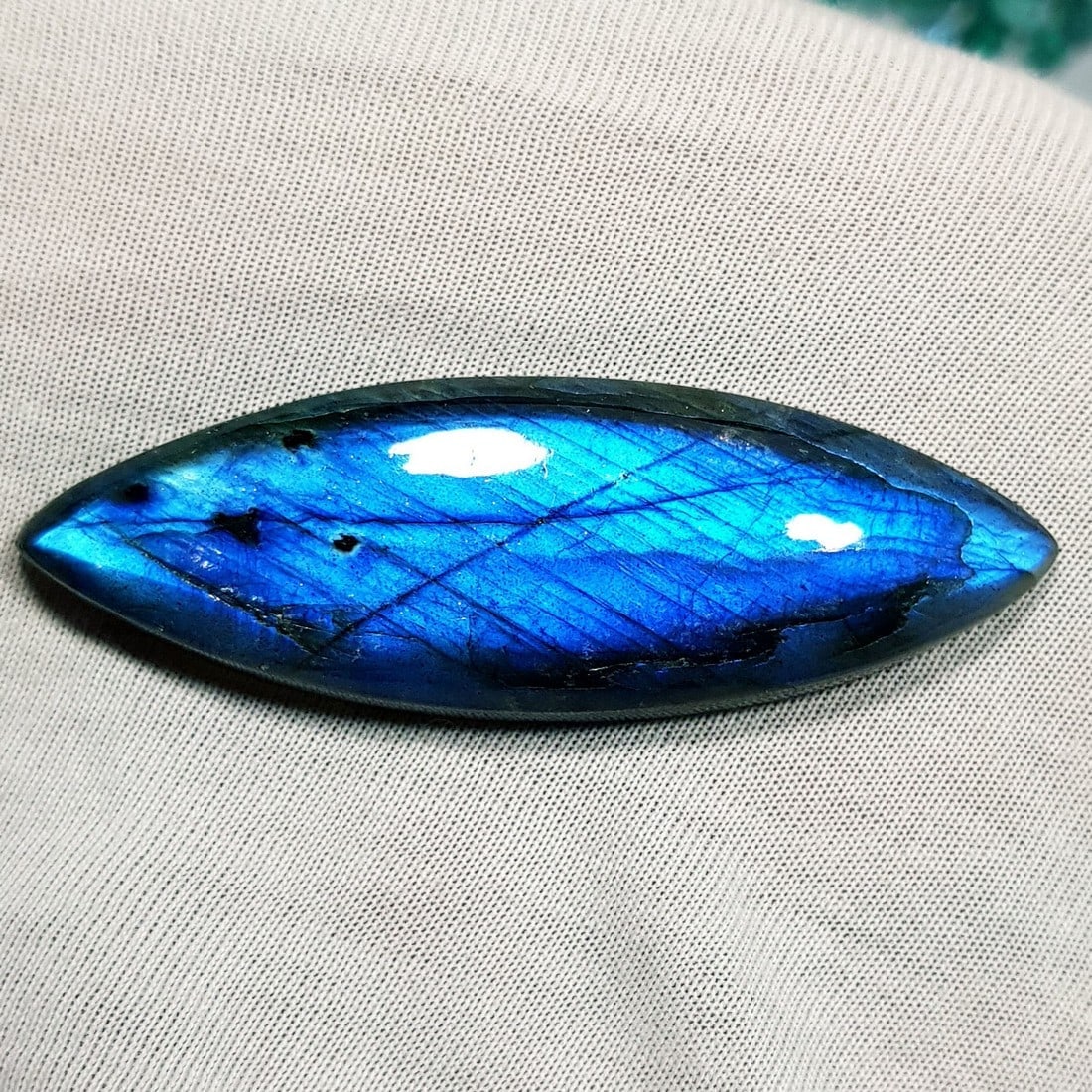 59.33 Ctz Natural Blue Labradorite: No Reserve! Title: 59.33 Ctz Natural Blue Labradorite Color/Clarity: Bluish / Semi Transparent Gemstone: Labradorite Carat Weights: 59.33 Size: 54.95 x 18.05 x 7.30 Additional Information: Pear Caboch