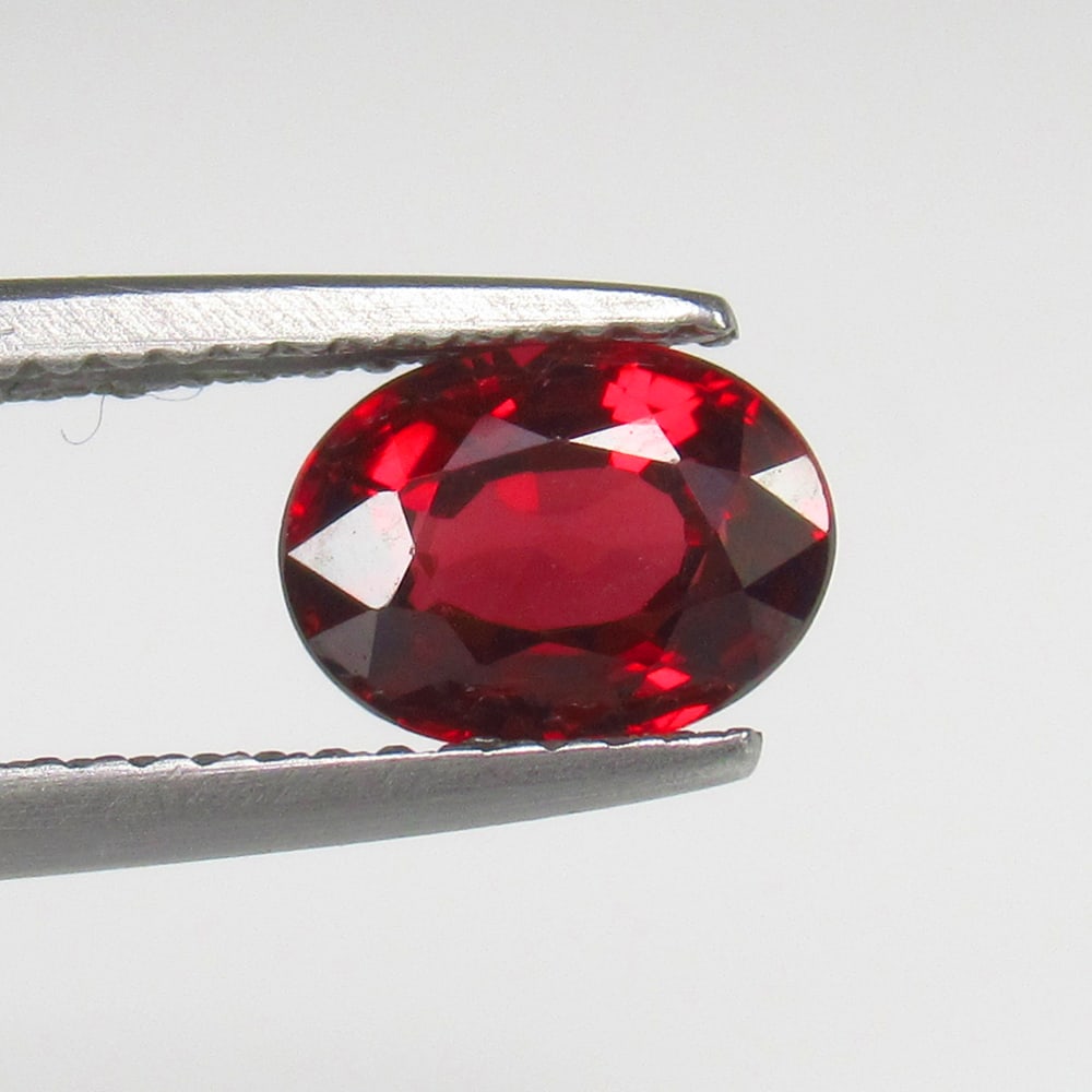 Natural Rhodolite Garnet - 1.50 Ct: No Reserve! Title: Natural Rhodolite Garnet - 1.50 Ct Origin: Mozambique Weight: 1.50 Size/Dimensions: 7.7 x 5.7 x 4.1 mm Additional Information: Pieces : 1 No's / Shape : Oval Cut / Color : Purplish 