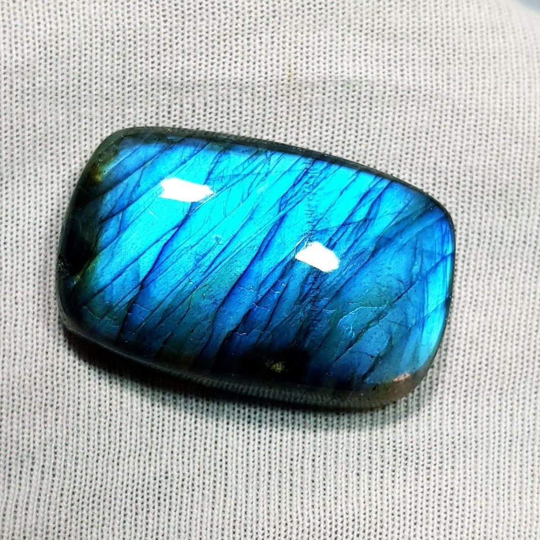 31.33 Ctz Natural Blue Labradorite: No Reserve! Title: 31.33 Ctz Natural Blue Labradorite Color/Clarity: Bluish / Semi Transparent Gemstone: Labradorite Carat Weights: 31.33 Size: 26.10 x 17.00 x 7.10 Additional Information: Octagon Cab