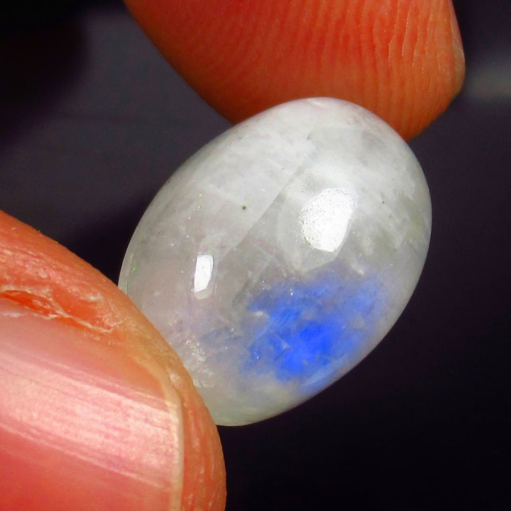 Natural Blue Moonstone - 8.84 Ct: No Reserve! Title: Natural Blue Moonstone - 8.84 Ct Origin: India Weight: 8.84 Size/Dimensions: 14.0 x 10.0 x 7.5 mm Additional Information: Pieces : 1 No's / Shape : Oval Cabochon / Color : Blue Tint