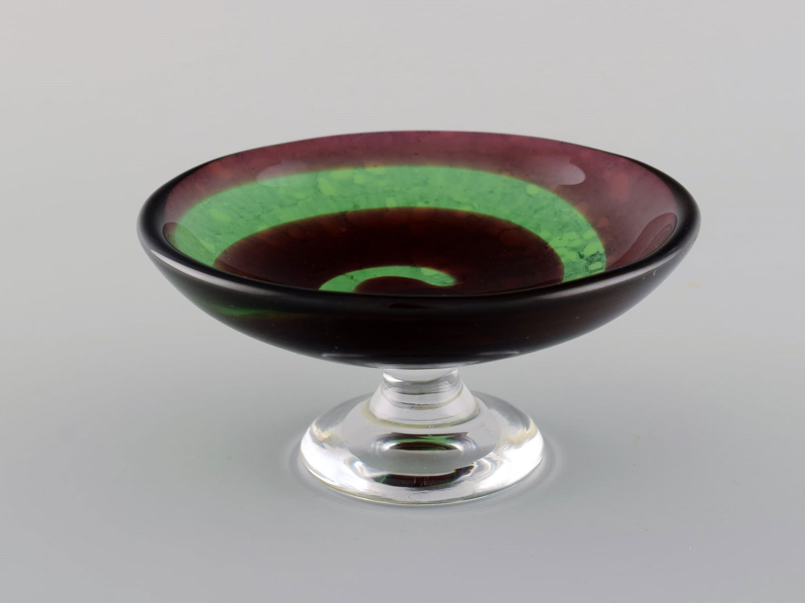 Göran Wärff (b.1933) for Kosta Boda. Bowl / compote in mouth-blown art glass. Spiral: Title: Göran Wärff (b.1933) for Kosta Boda. Bowl / compote in mouth-blown art glass. Spiral design in shades of red and green. 1980s. Göran Wärff (b.1933) for Kosta Boda. Bowl / co
