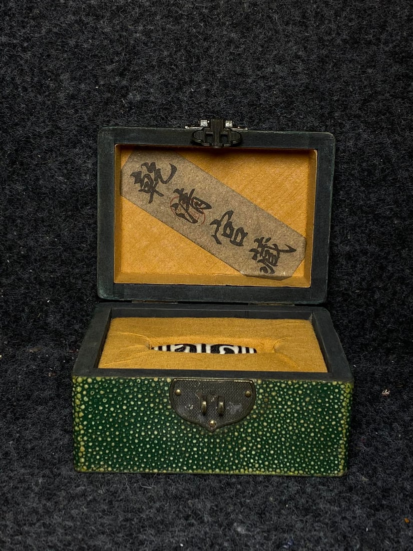 Tibetan DZI Agate Pendant w Box: Title: Tibetan DZI Agate Pendant w Box Date/Period: N/A Origin: N/A Dimension: 55x13(mm) 2.17x0.51(inches) Materials: Agate Reserve: $99.00 Shipping: Domestic: Shipping rates are determined by des