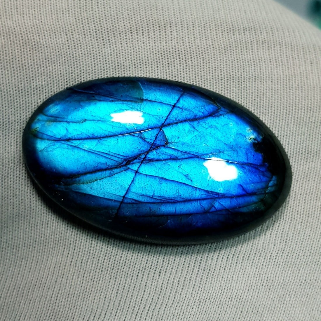 49.12 Ctz Natural Blue Labradorite: No Reserve! Title: 49.12 Ctz Natural Blue Labradorite Color/Clarity: Bluish / Semi Transparent Gemstone: Labradorite Carat Weights: 49.12 Size: 36.25 x 21.95 x 7.00 Additional Information: Oval Caboch