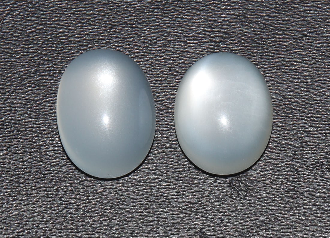 Beautiful " Natural Moonstone " 7.60 Cts Natural Moonstone Lot: No Reserve! Title: Beautiful " Natural Moonstone " 7.60 Cts Natural Moonstone Lot Additional Information: Gemstone : Natural Moonstone Shape : Oval Cabochon Weight : 7.60 carats Measurements : 11.58x8