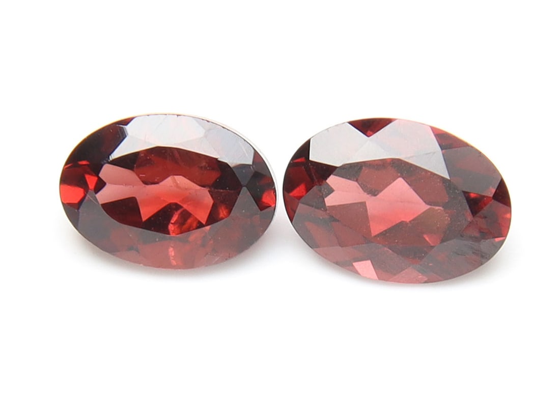 Stunning " Natural Pyrope Almandine Garnet " 1.79 Cts Natural Pyrope Almandine Garnet Pair: No Reserve! Title: Stunning " Natural Pyrope Almandine Garnet " 1.79 Cts Natural Pyrope Almandine Garnet Pair Additional Information: Gemstone : Natural Almandine Garnet Shape and cut : Oval Cut Origi