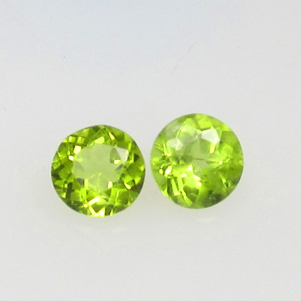 1.02 Ctw Natural Pakistan Peridot Round Pair: No Reserve! Title: 1.02 Ctw Natural Pakistan Peridot Round Pair Stone Clarity: VVS Gemstones: Natural Peridot Carat Weights: 1.02 Size/Dimensions: 5.10 x 5.10 x 3.20 mm / 2 Pc's Additional Information
