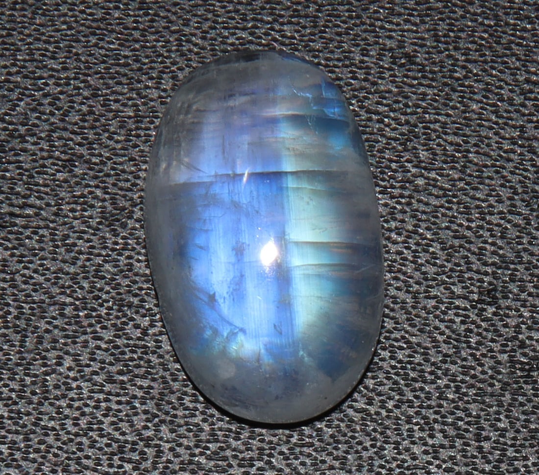 Delightful " Natural Rainbow Moonstone " 9.34 Cts Natural Rainbow Moonstone: No Reserve! Title: Delightful " Natural Rainbow Moonstone " 9.34 Cts Natural Rainbow Moonstone Additional Information: Gemstone : Natural Rainbow Moonstone Shape : Oval Cabochan Weight : 9.34 carats M