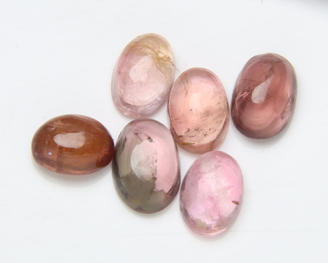 Stunning " Natural Tourmaline " 3.60 Cts Natural Tourmaline Lot: No Reserve! Title: Stunning " Natural Tourmaline " 3.60 Cts Natural Tourmaline Lot Additional Information: Gemstone : Natural Rubelite Tourmaline Shape and Cut : Oval Cut Weight : 3.60 carats Measurem